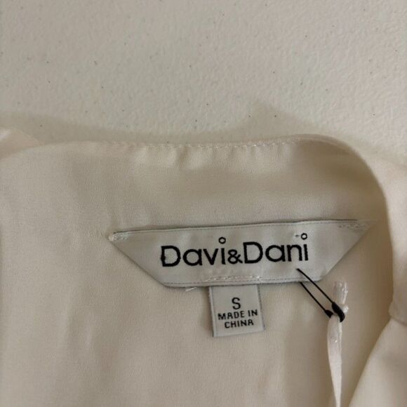 Davi & Dani Blouse Women's Small Ivory Button Up Ruffle Short Sleeve Top NWT - Picture 6 of 8